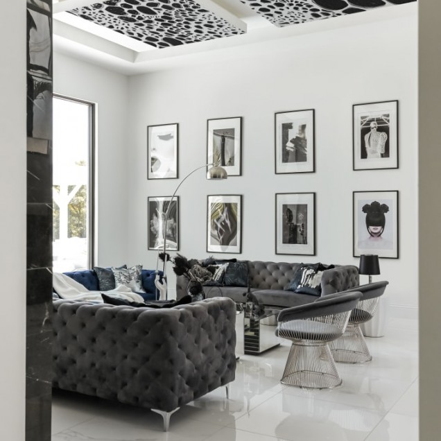 Tapet abstract modern cu design geometric in nuante de gri, alb si negru. Tapetul este aplicat pe un perete dintr-o sala de mese moderna.