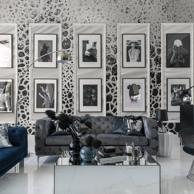 Tapet abstract modern cu design geometric in nuante de gri, alb si negru. Tapetul este aplicat pe un perete dintr-o sala de mese moderna.