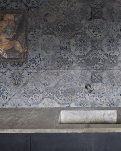 Tapet cu un design unic, inspirat din plăcile de faianță tradiționale. Oferă un aspect vintage și elegant, cu o combinație unică de culori albastru și gri.
