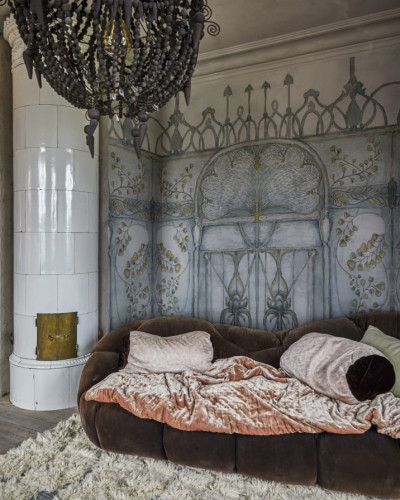 Tapet 3D Catalonia cu design eclectic, influențe Art Nouveau, într-un interior elegant cu canapea maro și covor alb