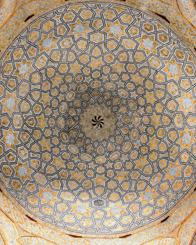 Tapet 3D cu model geometric, cu accente aurii.