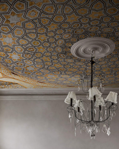 Tapet 3D cu model geometric, cu accente aurii.