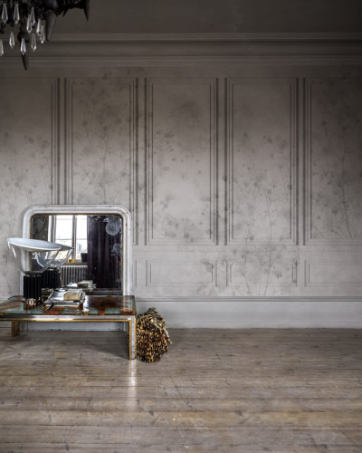 Tapet cu design clasic, cu o notă modernă, cu accente florale delicate pe un fundal gri deschis