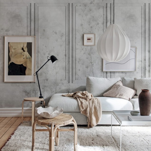 Tapet cu design clasic, cu o notă modernă, cu accente florale delicate pe un fundal gri deschis