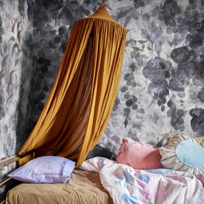 Tapet floral Provence, Purpuriu, cu un design delicat și o nuanță de purpuriu, perfect pentru un dormitor sau living.