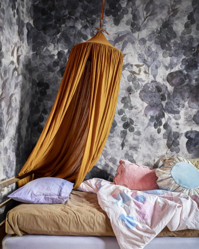 Tapet floral Provence, Purpuriu, cu un design delicat și o nuanță de purpuriu, perfect pentru un dormitor sau living.