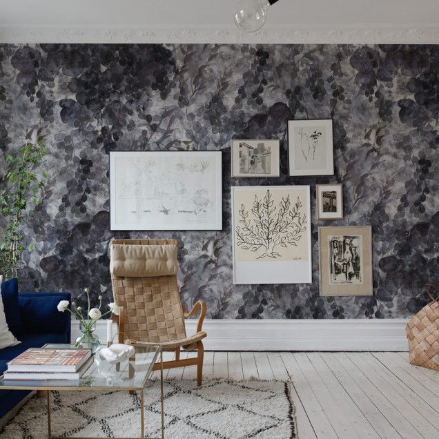 Tapet floral Provence, Purpuriu, cu un design delicat și o nuanță de purpuriu, perfect pentru un dormitor sau living.