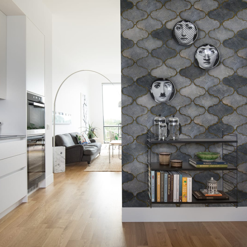 Imagine cu un tapet cu design elegant, cu o textură subtilă, inspirată de plăcile de piatră. Modelul are detalii aurii.