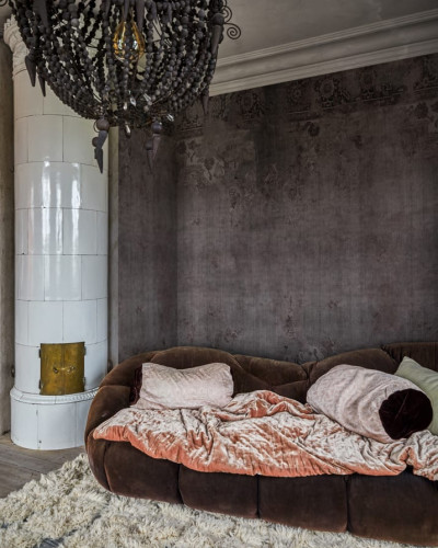 Tapet modern Zanjan, Ash, cu un design elegant și un imprimeu cu accente metalice.