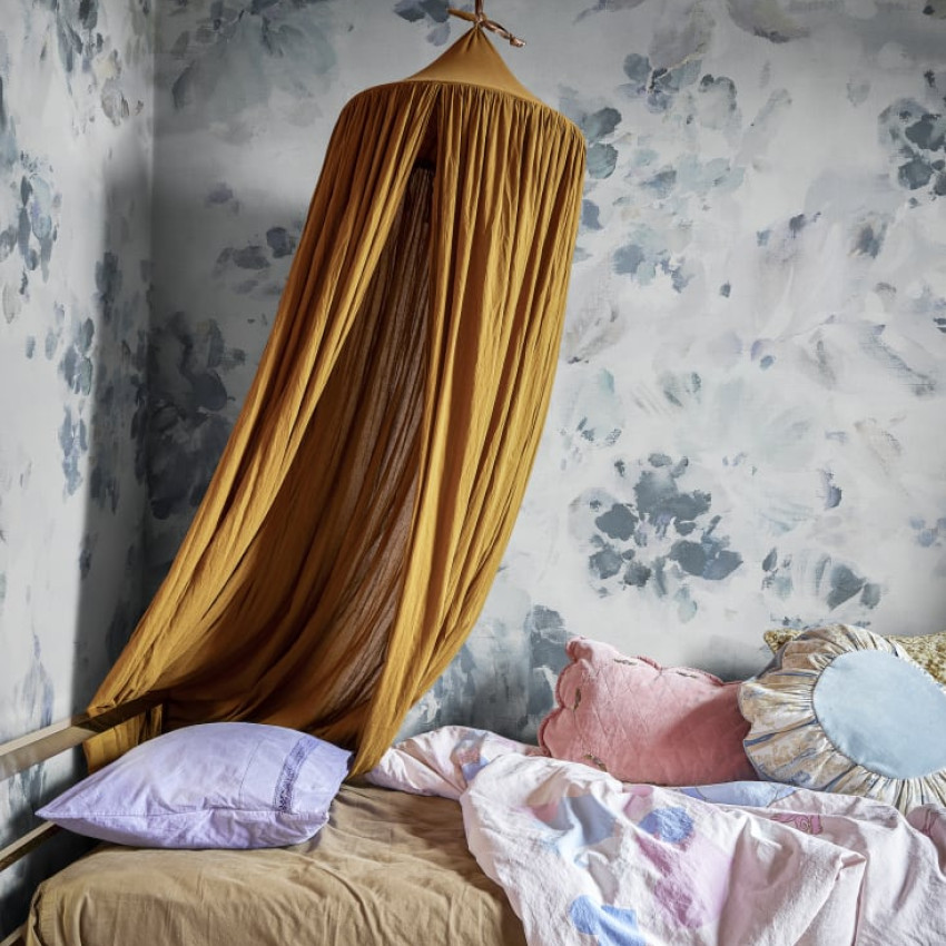 Tapet floral roz prafuit Fontvieille, perfect pentru dormitor, sufragerie sau bucatarie.