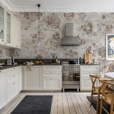 Tapet floral roz prafuit Fontvieille, perfect pentru dormitor, sufragerie sau bucatarie.