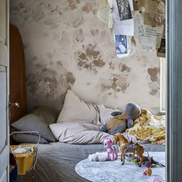 Tapet floral roz prafuit Fontvieille, perfect pentru dormitor, sufragerie sau bucatarie.
