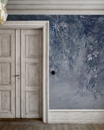 Tapet floral Honolulu, Cloud, cu flori delicate și tonuri pastelate, perfect pentru decorarea dormitoarelor, livingurilor sau holurilor.