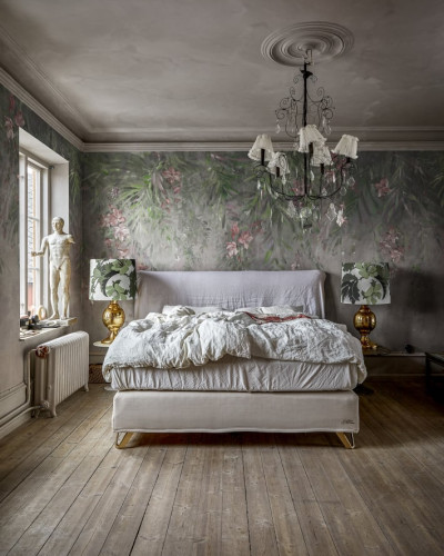 Tapet cu design floral delicat, Honolulu Green, cu nuanțe de verde și roz pal. Perfect pentru dormitor, creează o atmosferă relaxantă.