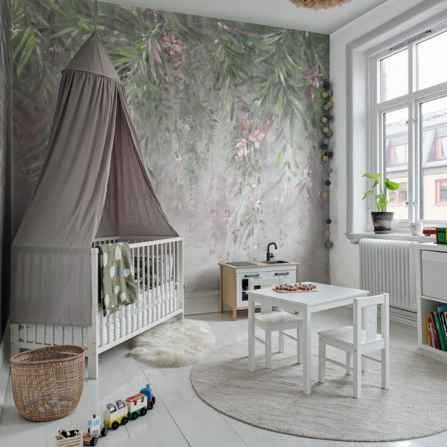 Tapet cu design floral delicat, Honolulu Green, cu nuanțe de verde și roz pal. Perfect pentru dormitor, creează o atmosferă relaxantă.