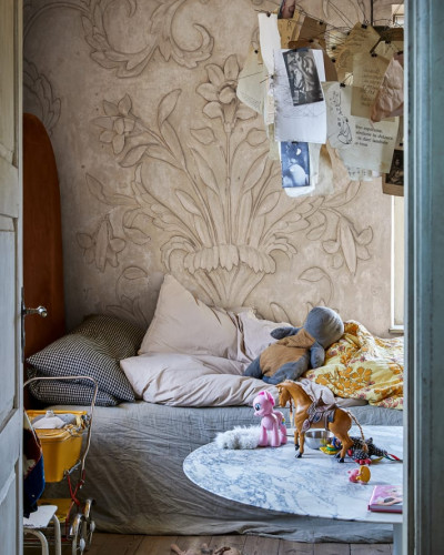 Tapet vintage Marseille Sand cu design clasic și textură bogată, folosit într-un dormitor