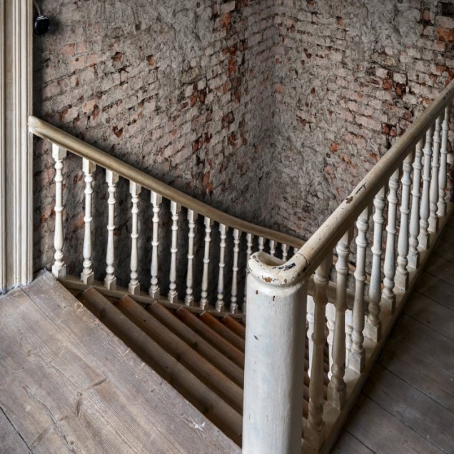 Tapetul Barcelona, Rust, prezintă un design de cărămidă autentic, ideal pentru a crea o atmosferă industrială sau pentru a adăuga un strop de personalitate unui spațiu modern.