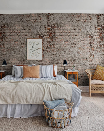 Tapetul Barcelona, Rust, prezintă un design de cărămidă autentic, ideal pentru a crea o atmosferă industrială sau pentru a adăuga un strop de personalitate unui spațiu modern.