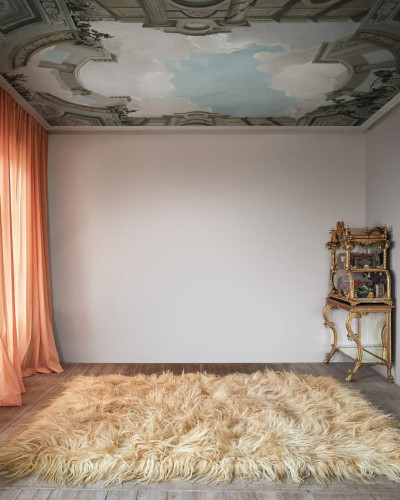 Tapet Lucca, Cloud, cu design unic, ilustrează un cer senin cu nori albi, aflat sub un bolou magnific.