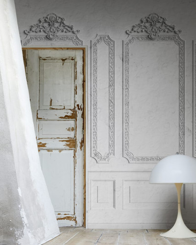 Tapet cu design clasic elegant, cu rama alba si model alb pe fond gri, in stil baroc.