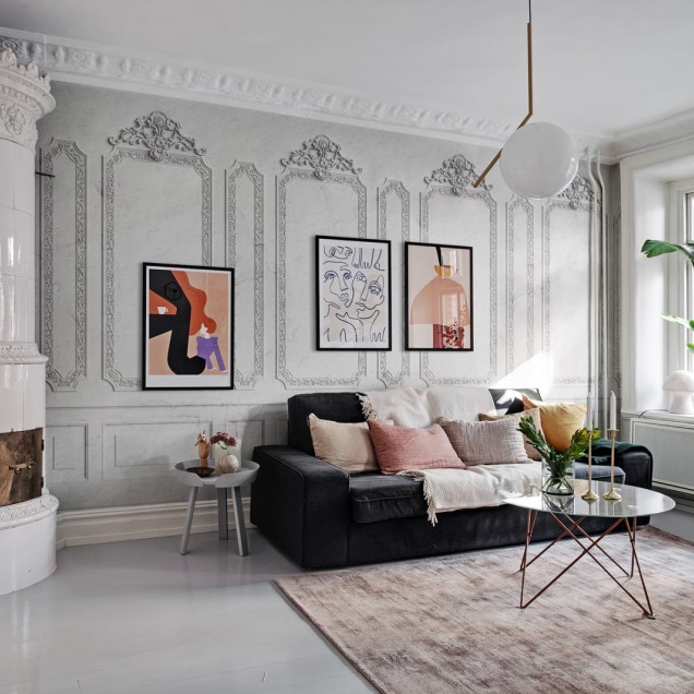 Tapet cu design clasic elegant, cu rama alba si model alb pe fond gri, in stil baroc.
