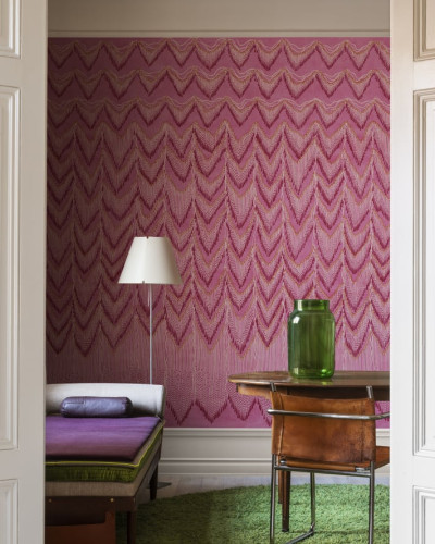 Tapet Fringed Follies Hot Pink cu un design geometric elegant, cu un model de franjuri în cascadă.