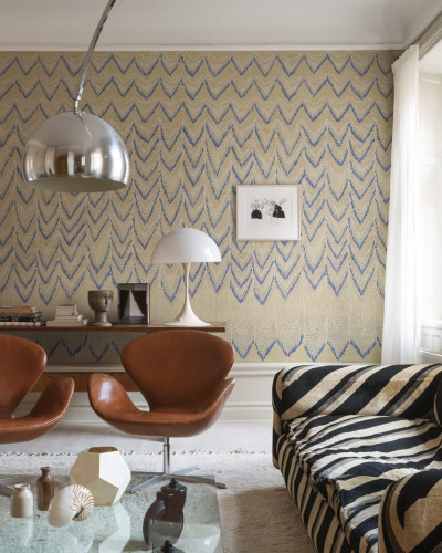 Imagine cu un tapet geometric cu model chevron în nuanțe de albastru și bej, decorat cu un design delicat și subtil.