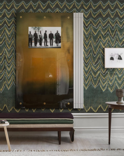 Tapet Fringed Follies, Safari, cu un design geometric elegant inspirat din safari, in nuante de verde si auriu
