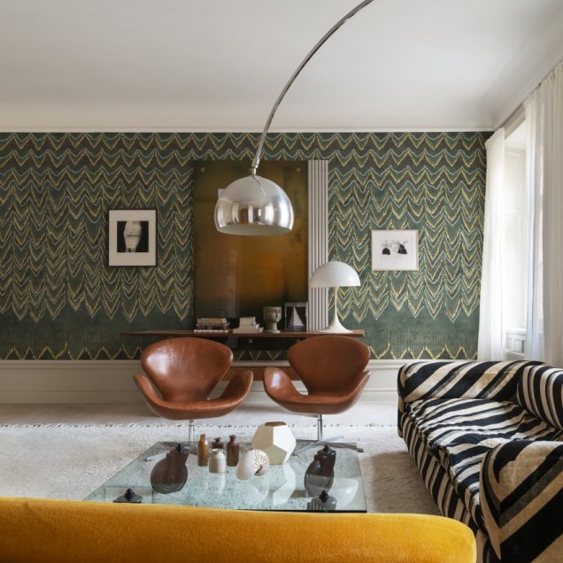Tapet Fringed Follies, Safari, cu un design geometric elegant inspirat din safari, in nuante de verde si auriu