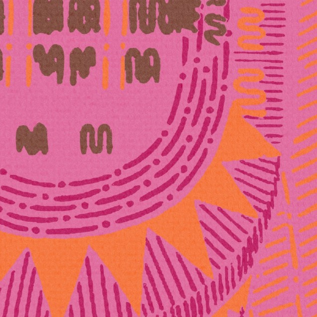 Imagine cu wallpaper-ul Manhattan, Hot Pink, un design abstract al orașului, cu un ton de roz aprins cu accente galbene și portocalii, instalat pe peretele unui dormitor.