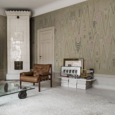 Tapet cu design geometric, Manhattan Sandstone, in nuante neutre, cu influențe arhitecturale, intr-un interior modern.