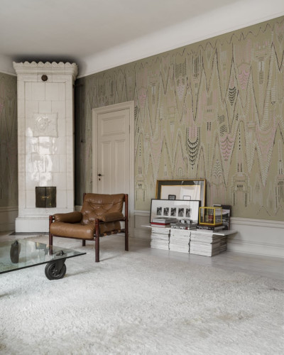 Tapet cu design geometric, Manhattan Sandstone, in nuante neutre, cu influențe arhitecturale, intr-un interior modern.