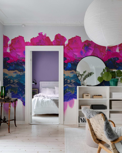 Tapet abstract magenta cu accente aurii, decorat cu flori în nuanțe de magenta și albastru închis.
