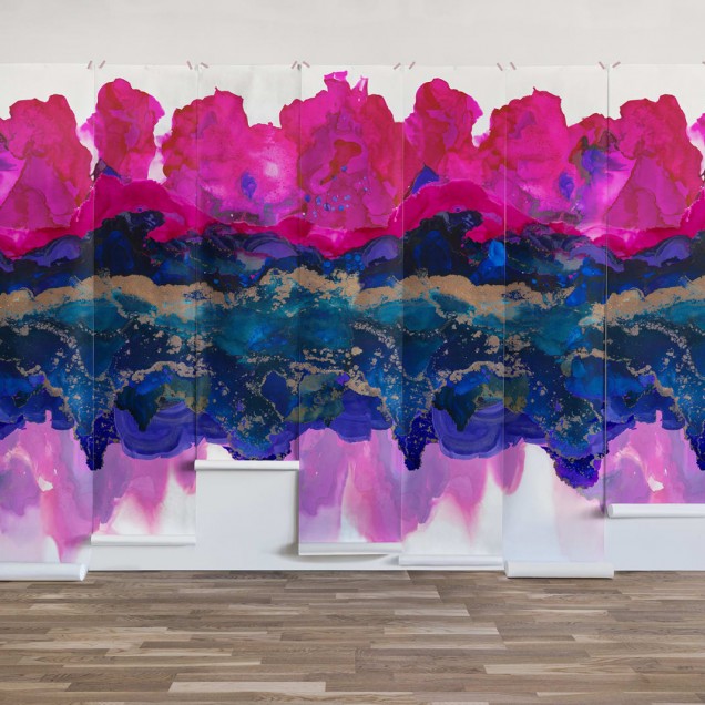 Tapet abstract magenta cu accente aurii, decorat cu flori în nuanțe de magenta și albastru închis.