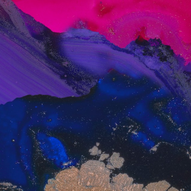 Tapet abstract magenta cu accente aurii, decorat cu flori în nuanțe de magenta și albastru închis.