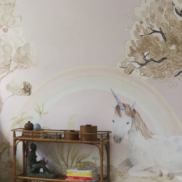 Tapet pentru copii cu unicorn, curcubeu si un copac cu flori roz