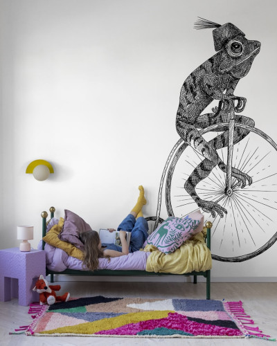 Un tapet cu o ilustrație monocromă a unui Franky călare pe o bicicletă cu o roată.