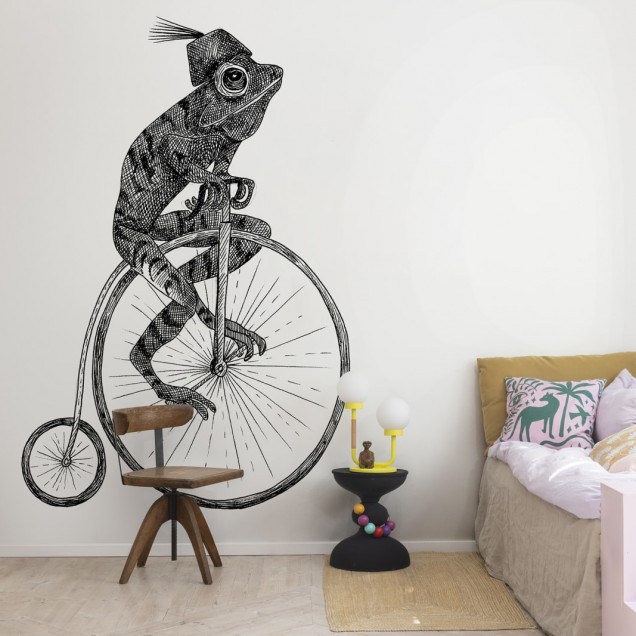 Un tapet cu o ilustrație monocromă a unui Franky călare pe o bicicletă cu o roată.