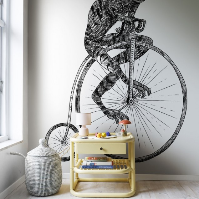 Un tapet cu o ilustrație monocromă a unui Franky călare pe o bicicletă cu o roată.