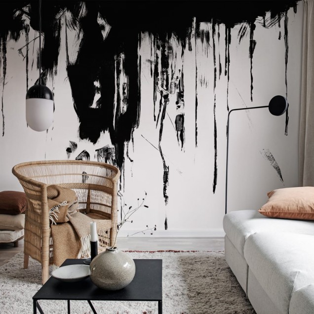 Tapet abstract Direction, Graphite, cu accente de negru pe fundal alb, în decorul unei bucătării moderne.