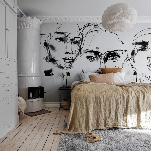 Tapet cu design minimalist, cu linii fine, reprezentând fețe în negru pe un fundal alb.