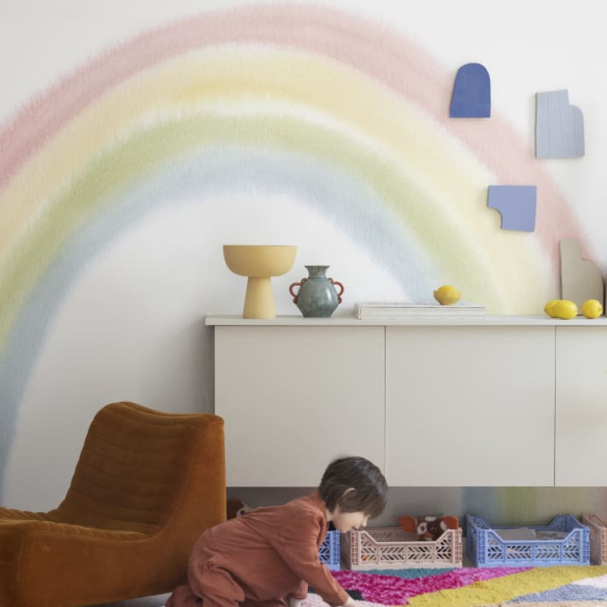 Tapet cu un curcubeu delicat pentru camera copiilor, cu design minimalist si nuante pastelate.