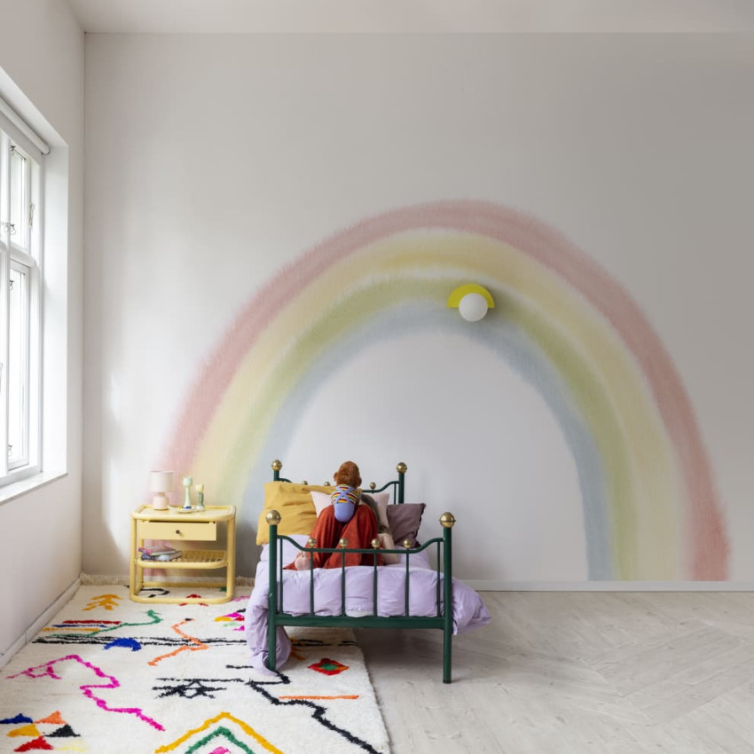 Tapet cu un curcubeu delicat pentru camera copiilor, cu design minimalist si nuante pastelate.