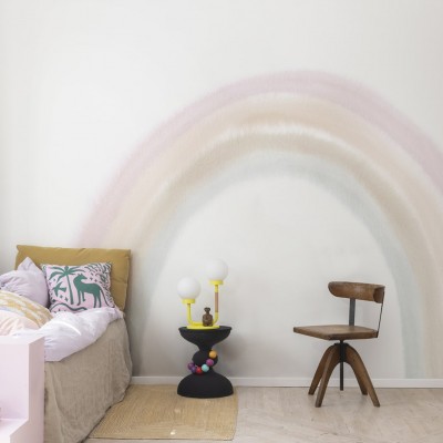 Tapet cu un curcubeu delicat pentru camera copiilor, cu design minimalist si nuante pastelate.