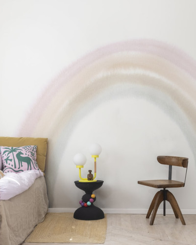 Tapet cu un curcubeu delicat pentru camera copiilor, cu design minimalist si nuante pastelate.
