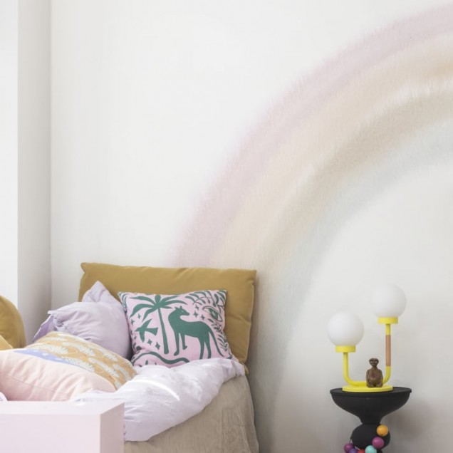 Tapet cu un curcubeu delicat pentru camera copiilor, cu design minimalist si nuante pastelate.