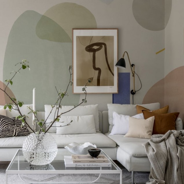 Tapet geometric abstract cu culori pastelate, perfect pentru a crea un punct focal în living, dormitor sau birou.