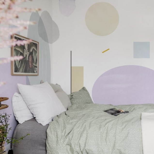 Tapet cu design abstract Geometry, Lilac, cu cercuri suprapuse și linii fine, tonuri de liliac pale și nuanțe neutre. Perfect pentru dormitoare sau spații de relaxare.