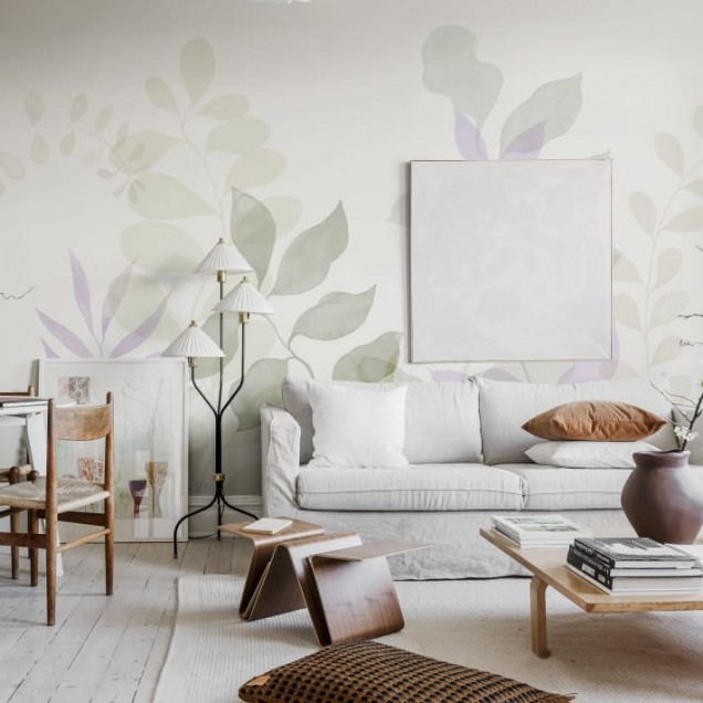 Tapet cu frunze delicate în nuanțe de liliac și verde, în design minimalist.
