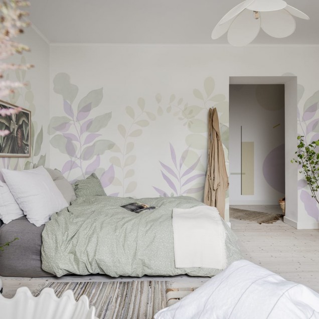Tapet cu frunze delicate în nuanțe de liliac și verde, în design minimalist.